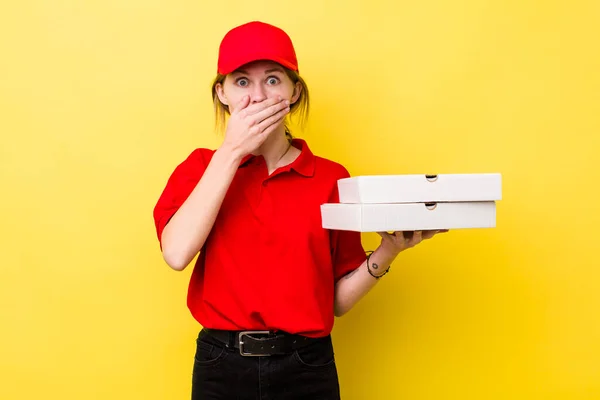 Kızıl Saçlı Güzel Bir Kadın Elleri Ile Ağzını Kapatıyor Pizza — Stok fotoğraf