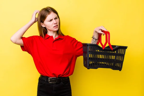 Rossa Testa Bella Donna Sentirsi Perplesso Confuso Testa Graffiante Concetto — Foto Stock