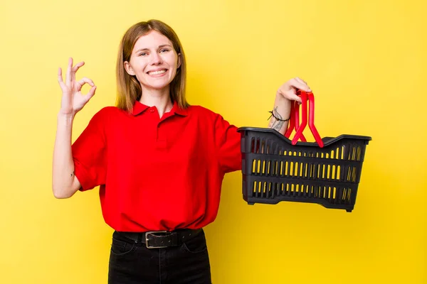 Roodharige Mooie Vrouw Die Zich Gelukkig Voelt Met Goedkeuring Met — Stockfoto