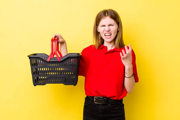 Rossa Bella Donna Testa Cercando Arrabbiato Infastidito Frustrato Concetto Carrello — Foto Stock