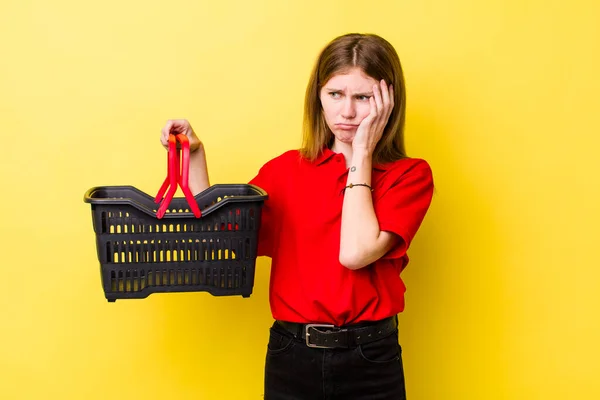 Rossa Testa Bella Donna Sente Annoiato Frustrato Assonnato Dopo Faticoso — Foto Stock