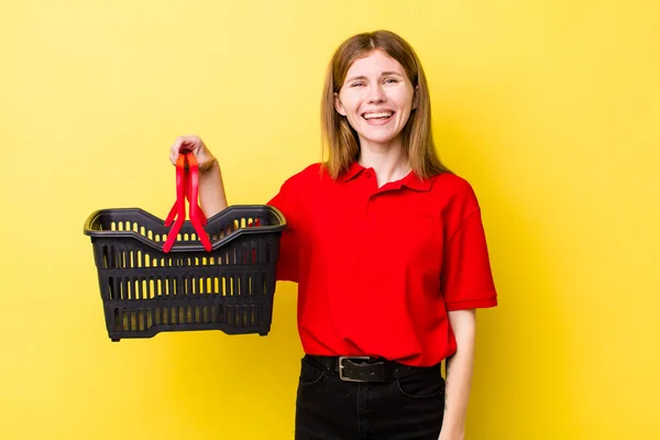 Rood Hoofd Mooie Vrouw Kijken Gelukkig Aangenaam Verrast Winkelmandconcept — Stockfoto