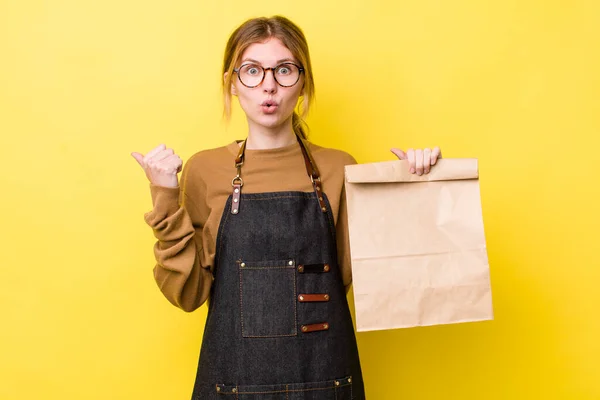 Red Head Pretty Woman Looking Astonished Disbelief Delivery Take Away — ストック写真