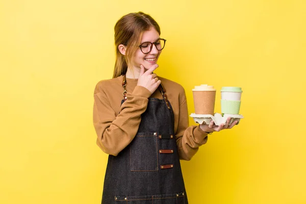 幸せそうな表情で笑顔を見せる赤い頭の女性 コーヒーの概念を取り上げ — ストック写真