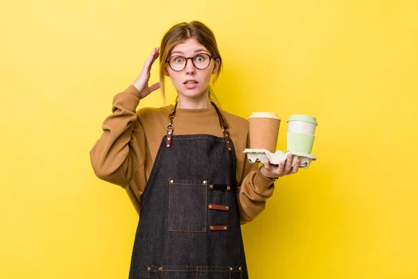 Rode Hoofd Mooie Vrouw Schreeuwen Met Handen Omhoog Lucht Meeneemt — Stockfoto