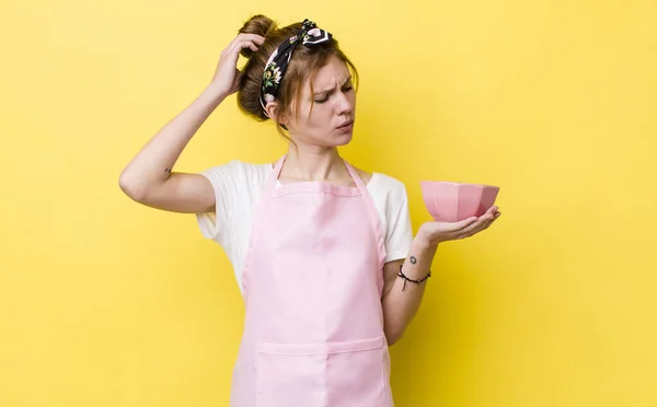 Red Head Pretty Woman Feeling Puzzled Confused Scratching Head Housewife — Stock Photo, Image
