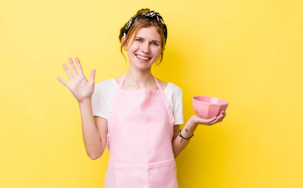 Roodharige Mooie Vrouw Glimlachend Vriendelijk Toont Nummer Vijf Huisvrouw Met — Stockfoto