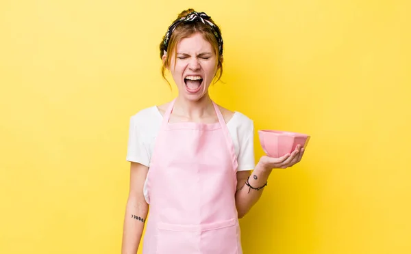 Red Head Pretty Woman Shouting Aggressively Looking Very Angry Housewife — Stockfoto