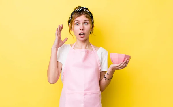 Red Head Pretty Woman Screaming Hands Air Housewife Holding Empty — Stockfoto