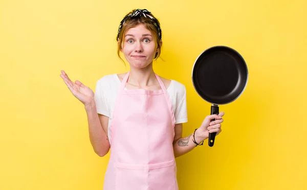 Cabeça Vermelha Mulher Bonita Sentindo Perplexo Confuso Duvidoso Fritar Pan — Fotografia de Stock