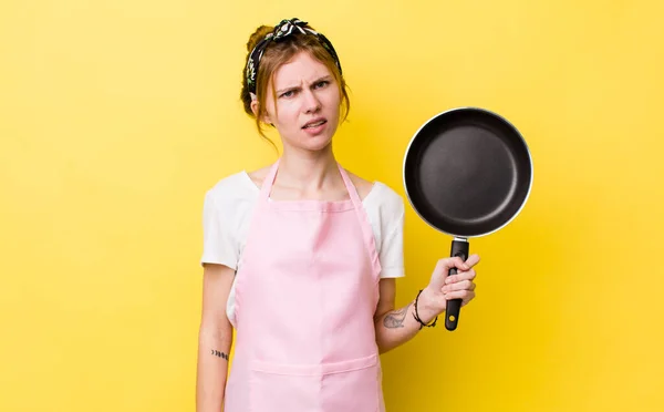 Red Head Pretty Woman Feeling Puzzled Confused Fry Pan Housewife — Fotografia de Stock
