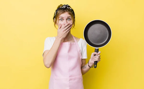 Red Head Pretty Woman Covering Mouth Hands Shocked Fry Pan — Stockfoto