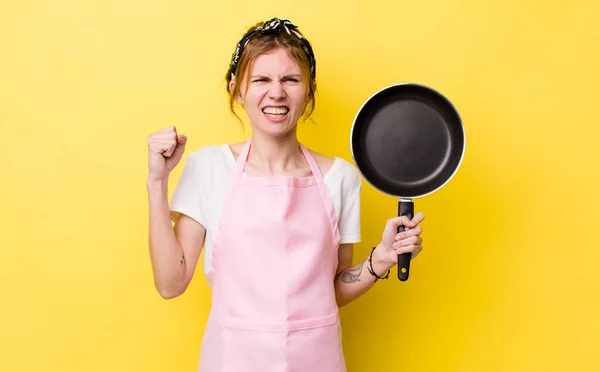 Red Head Pretty Woman Shouting Aggressively Angry Expression Fry Pan — Fotografia de Stock