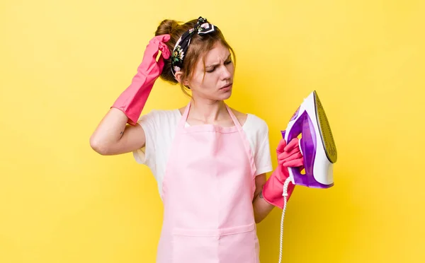 Rode Hoofd Mooie Vrouw Voelt Zich Verward Verward Krassend Hoofd — Stockfoto