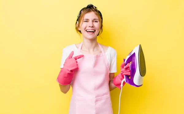 Rode Hoofd Mooie Vrouw Zich Gelukkig Voelen Wijzen Naar Jezelf — Stockfoto