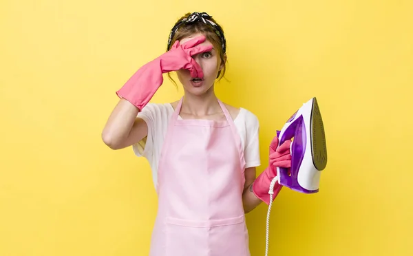 Rood Hoofd Mooie Vrouw Kijken Geschokt Bang Doodsbang Het Bedekken — Stockfoto