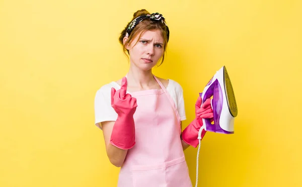 Red Head Pretty Woman Feeling Angry Annoyed Rebellious Aggressive Housekeeper — Stock Photo, Image