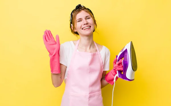 Cabeça Vermelha Mulher Bonita Sorrindo Feliz Acenando Mão Acolhendo Cumprimentando — Fotografia de Stock