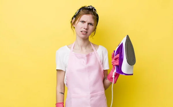 Rode Hoofd Mooie Vrouw Voelt Zich Verward Verward Het Begrip — Stockfoto