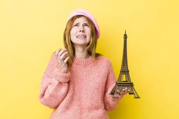 Ruda Ładna Kobieta Wygląda Zdesperowaną Sfrustrowaną Zestresowaną Koncepcja Francuska — Zdjęcie stockowe