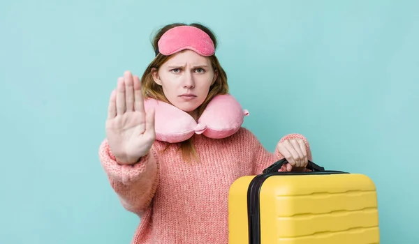 Rote Kopf Hübsche Frau Mit Ernstem Blick Mit Offener Handfläche — Stockfoto