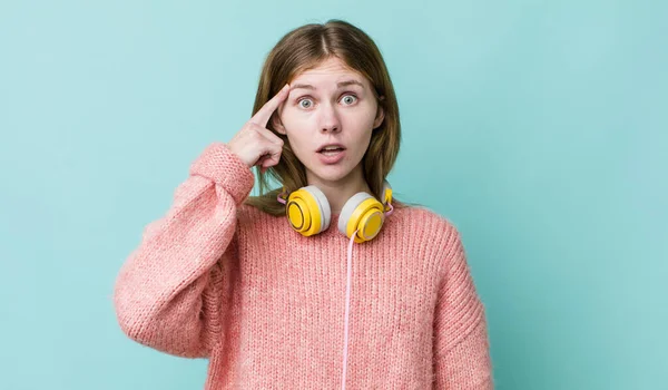 Red Head Pretty Woman Looking Surprised Realizing New Thought Idea — Foto de Stock