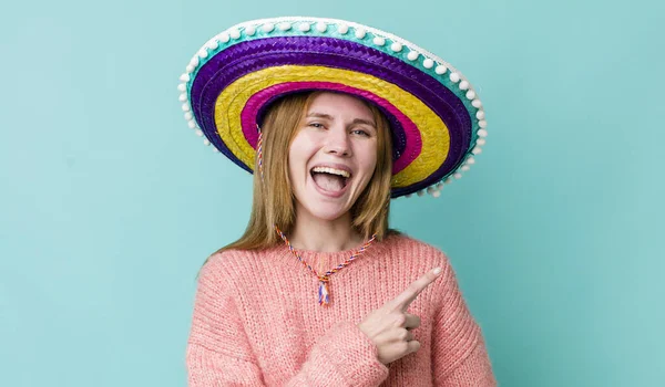 Red Head Pretty Woman Looking Excited Surprised Pointing Side Mexican — ストック写真