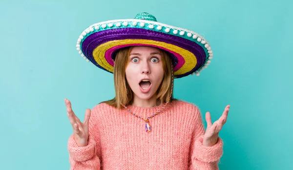 Red Head Pretty Woman Amazed Shocked Astonished Unbelievable Surprise Mexican — Foto Stock