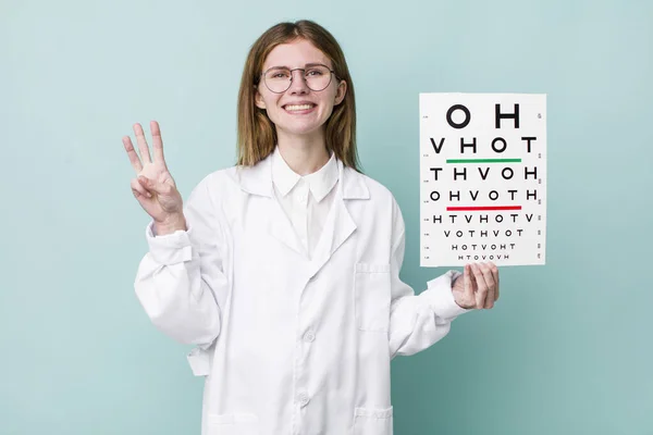 Roodharige Mooie Vrouw Glimlachend Vriendelijk Toont Nummer Drie Optische Zichtbaarheidstest — Stockfoto