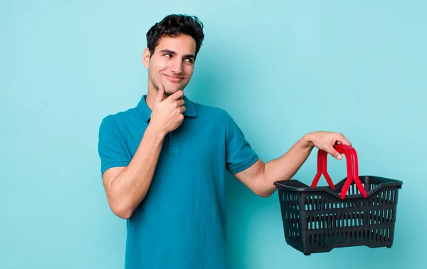 Bell Uomo Ispanico Sorridente Con Espressione Felice Sicura Con Mano — Foto Stock