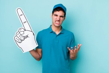 Yakışıklı İspanyol adam sinirli, sinirli ve sinirli görünüyor. Bir numaralı hayran konsepti