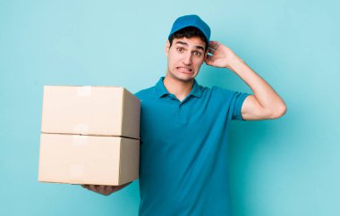 Yakışıklı İspanyol bir adam stresli, endişeli ya da korkmuş, elleri başının üstünde. çalışan kavramı