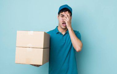 Yakışıklı İspanyol bir adam şok olmuş, korkmuş ya da korkmuş görünüyor. çalışan kavramı