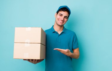 Yakışıklı İspanyol adam neşeyle gülümsüyor, mutlu hissediyor ve bir konsept gösteriyor. çalışan kavramı