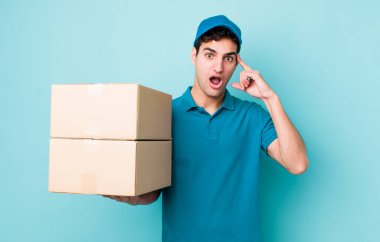 Yakışıklı İspanyol adam şaşırmış görünüyor, yeni bir düşünce, fikir ya da konsept keşfediyor. çalışan kavramı