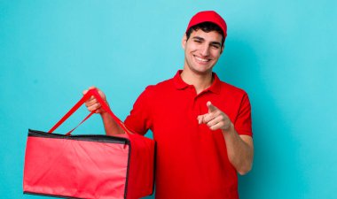 Yakışıklı İspanyol seni seçen kamerayı işaret ediyor. Pizza dağıtımı kavramı