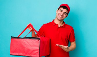 Yakışıklı İspanyol adam neşeyle gülümsüyor, mutlu hissediyor ve bir konsept gösteriyor. Pizza dağıtımı kavramı