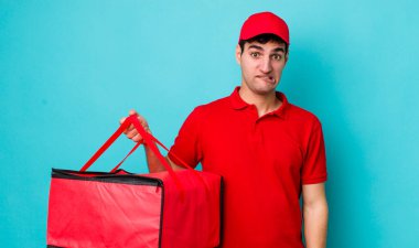 Yakışıklı İspanyol adam şaşkın ve şaşkın görünüyor. Pizza dağıtımı kavramı