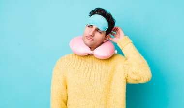 Yakışıklı İspanyol adam şaşkın ve kafası karışık, kaşınan bir kafa hissediyor. uçuş yolcu kavramı