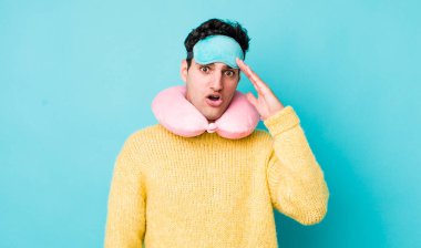 Yakışıklı İspanyol adam mutlu, şaşkın ve şaşırmış görünüyor. uçuş yolcu kavramı