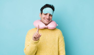 Yakışıklı İspanyol adam gururla gülümsüyor ve kendinden emin bir numara oluyor. uçuş yolcu kavramı