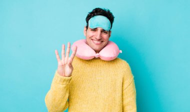 Yakışıklı İspanyol adam gülümsüyor ve arkadaş canlısı görünüyor, dört numarayı gösteriyor. uçuş yolcu kavramı