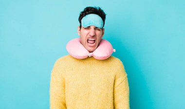 Yakışıklı İspanyol adam saldırganca bağırıyor, çok kızgın görünüyor. uçuş yolcu kavramı