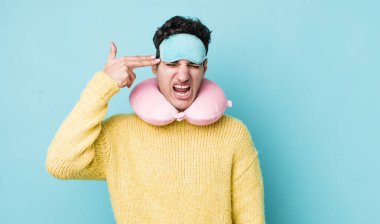 Yakışıklı İspanyol adam mutsuz ve stresli görünüyor, intihar jesti silah işareti yapıyor. uçuş yolcu kavramı