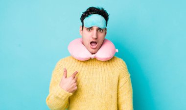 Yakışıklı İspanyol adam şok olmuş ve ağzı açık, kendini işaret ederek şaşırmış görünüyor. uçuş yolcu kavramı