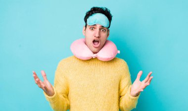 Yakışıklı İspanyol adam çok şaşırdı ve şok oldu. uçuş yolcu kavramı