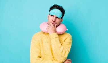 Yakışıklı İspanyol adam düşünüyor, kuşkulu ve şaşkın hissediyor. uçuş yolcu kavramı