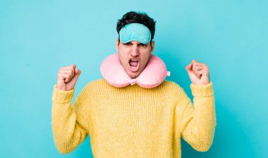 Yakışıklı İspanyol adam sinirli bir ifadeyle agresif bir şekilde bağırıyor. uçuş yolcu kavramı