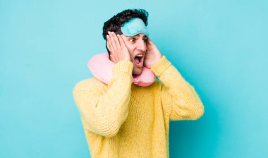 Yakışıklı İspanyol adam mutlu, heyecanlı ve şaşırmış hissediyor. uçuş yolcu kavramı