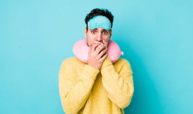 Yakışıklı İspanyol adam şok olmuş bir şekilde ağzını eliyle kapatıyor. uçuş yolcu kavramı